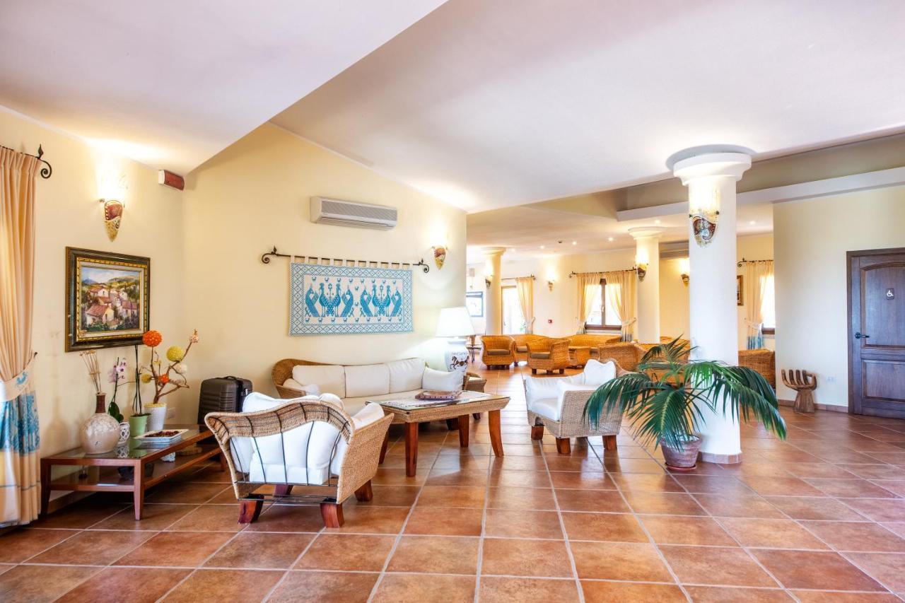 Hotel Costa Caddu Сан Теодоро Екстериор снимка