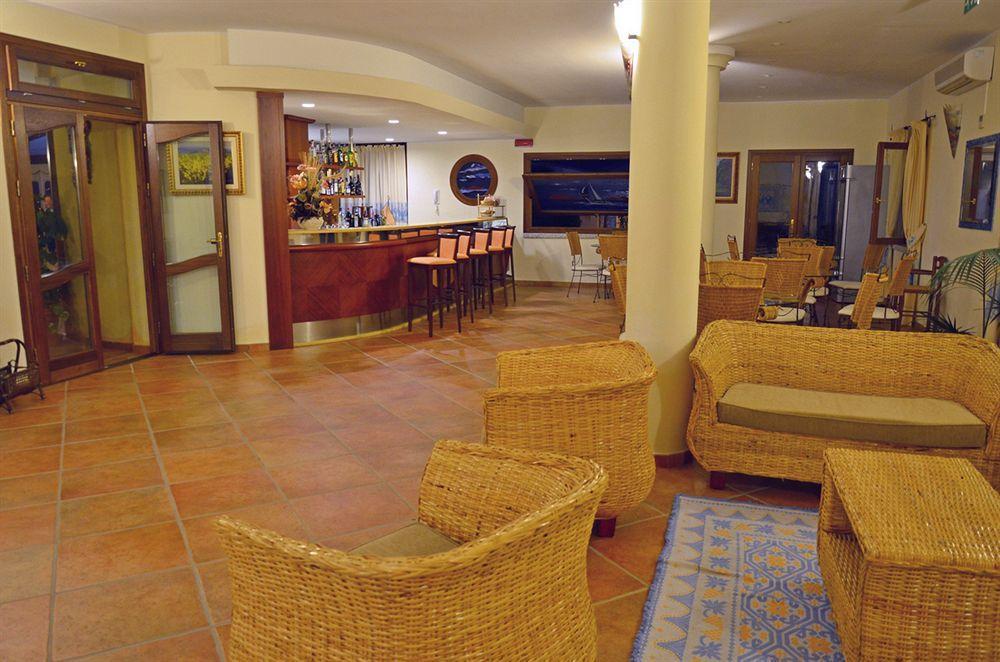 Hotel Costa Caddu Сан Теодоро Екстериор снимка