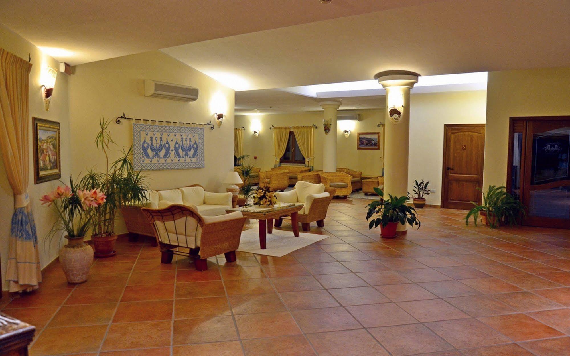 Hotel Costa Caddu Сан Теодоро Екстериор снимка