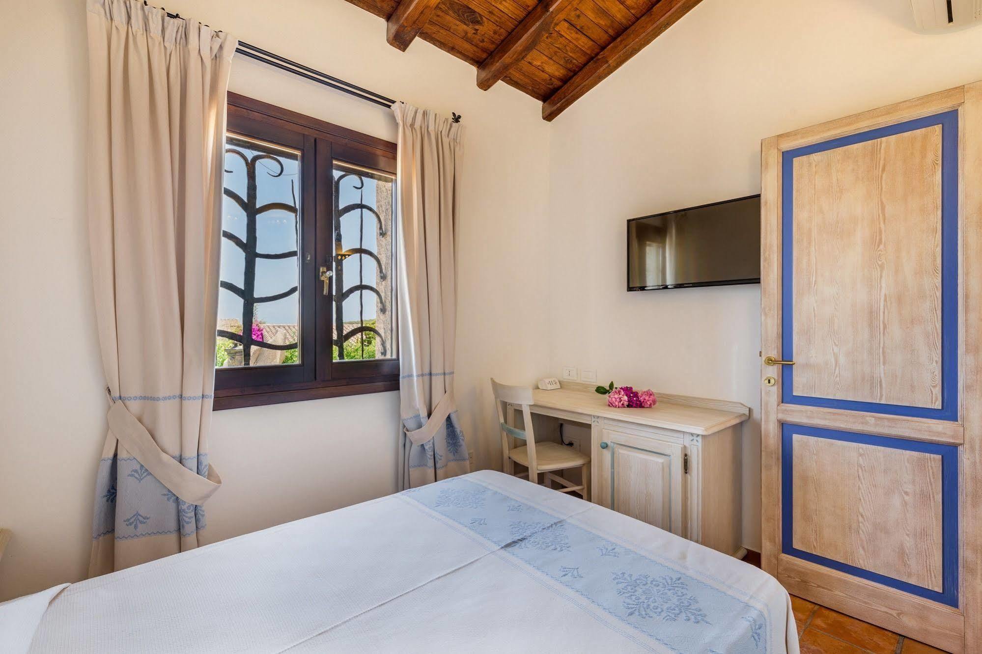 Hotel Costa Caddu Сан Теодоро Екстериор снимка