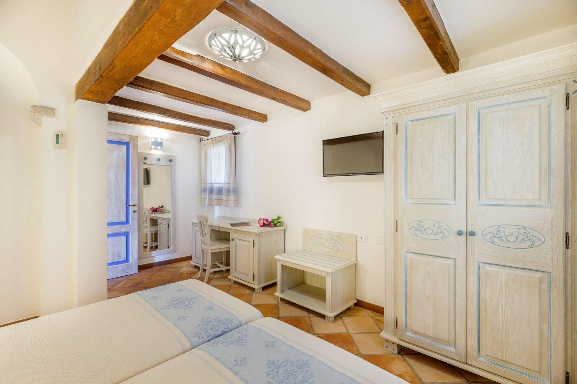 Hotel Costa Caddu Сан Теодоро Екстериор снимка